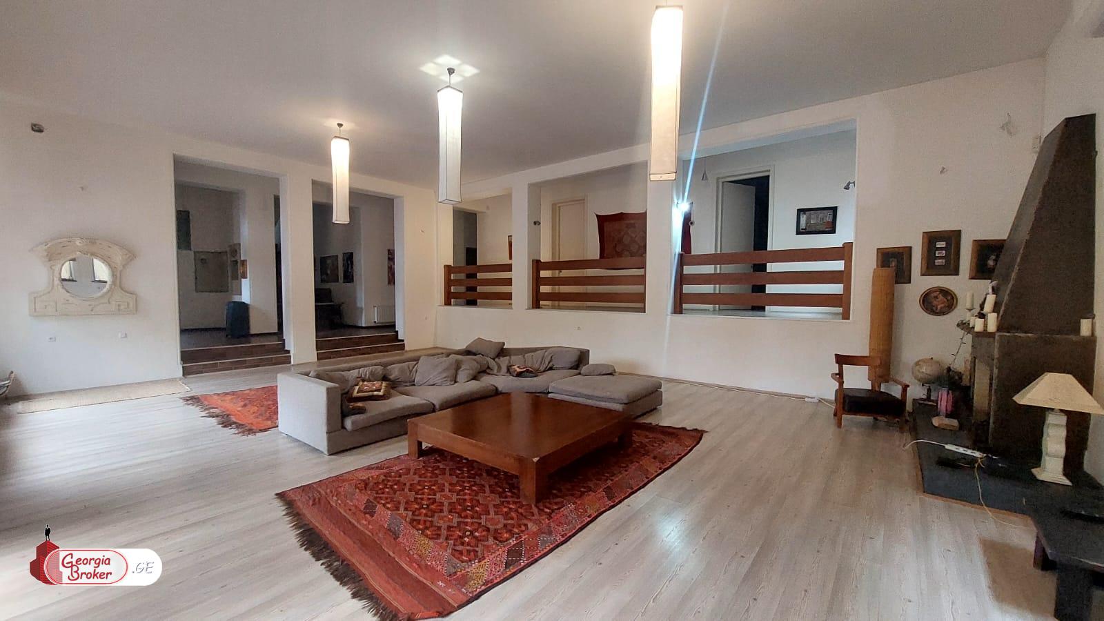 продается дом с новым ремонтом 9-комнат